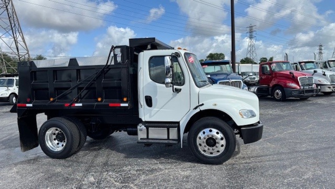 2018 Freightliner M2 106 in Houston, TX — photo 2