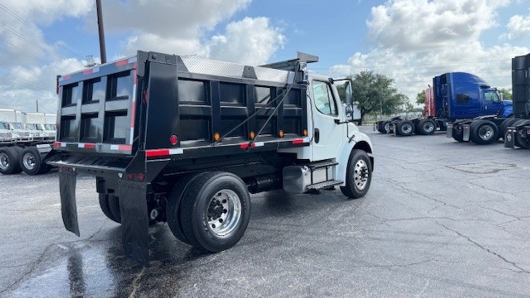 2018 Freightliner M2 106 in Houston, TX — photo 3