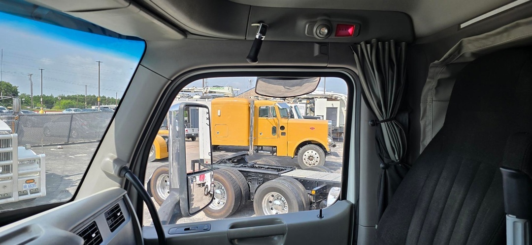 2021 Peterbilt 567 in Irving, TX — photo 5