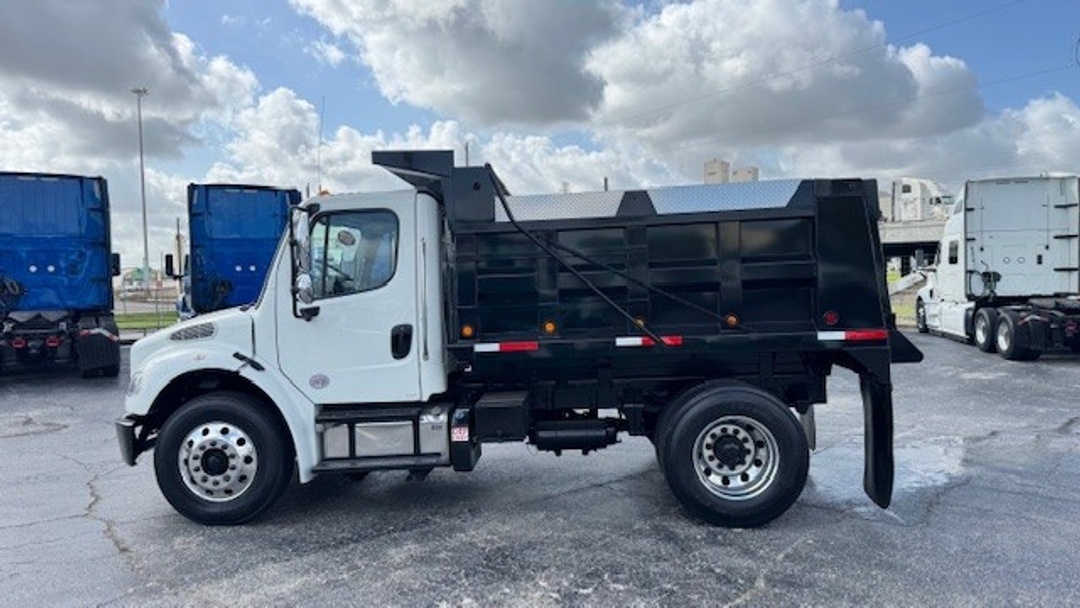 2018 Freightliner M2 106 in Houston, TX — photo 6