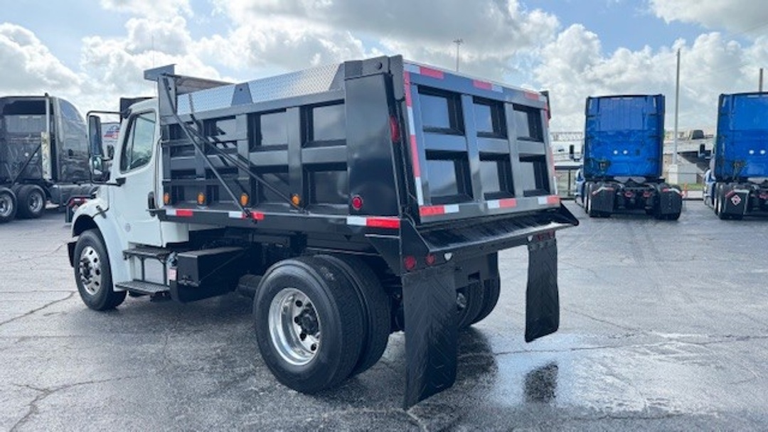 2018 Freightliner M2 106 in Houston, TX — photo 5