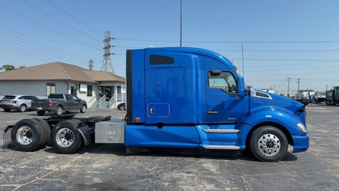 2021 Kenworth T680 in Houston, TX — photo 2