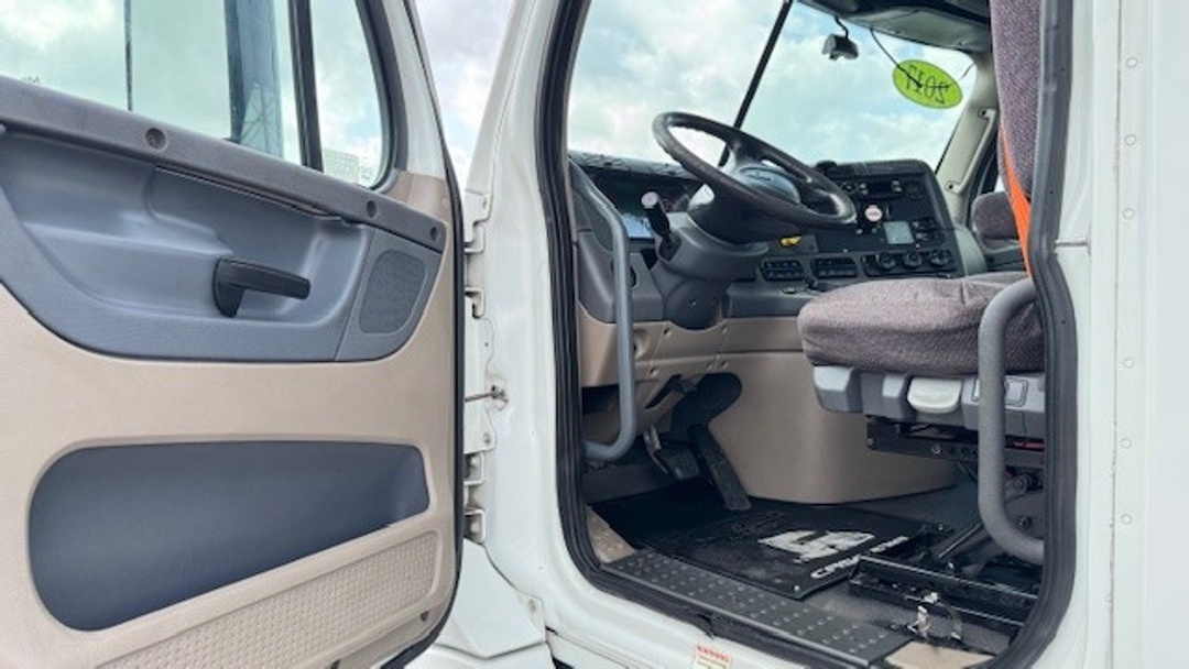 2017 Freightliner Cascadia in Houston, TX — photo 8