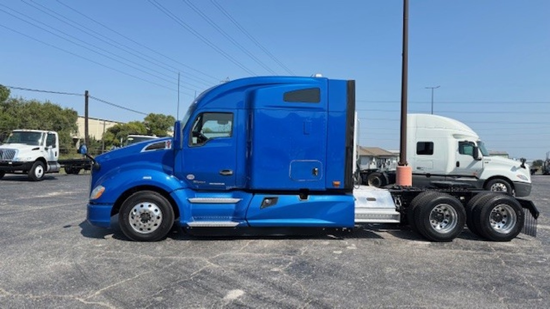 2021 Kenworth T680 in Houston, TX — photo 3