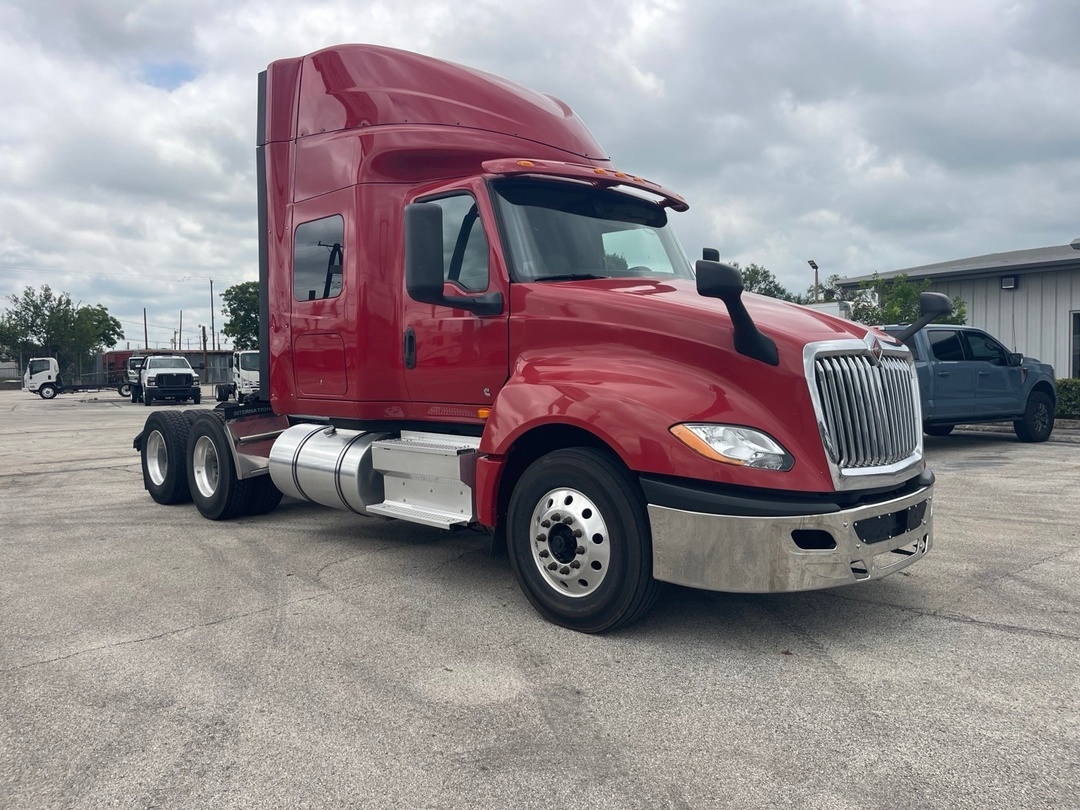 2021 International LT in San Antonio, TX — photo 3