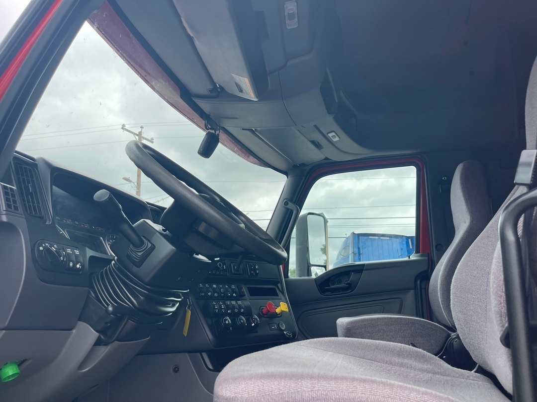 2021 International LT in San Antonio, TX — photo 8