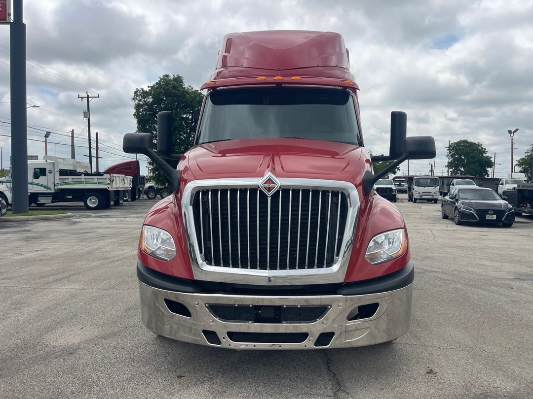 2021 International LT in San Antonio, TX — photo 2