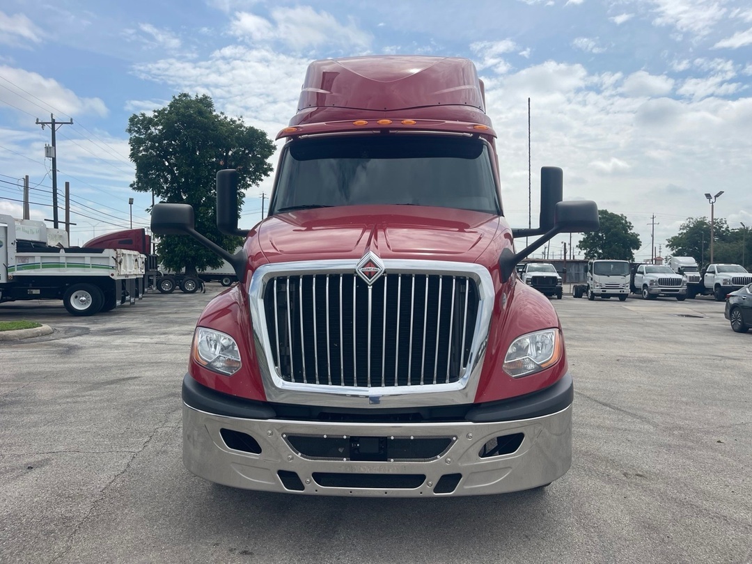 2021 International LT in San Antonio, TX — photo 2