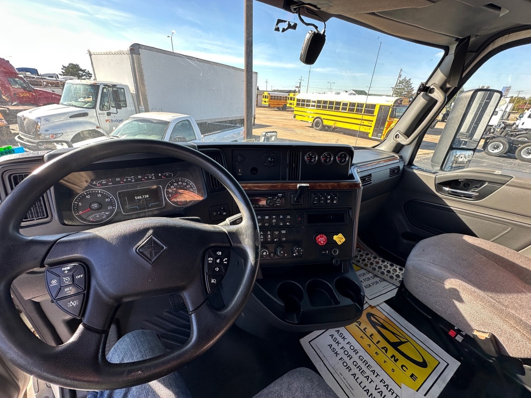 2019 International LT - image 6