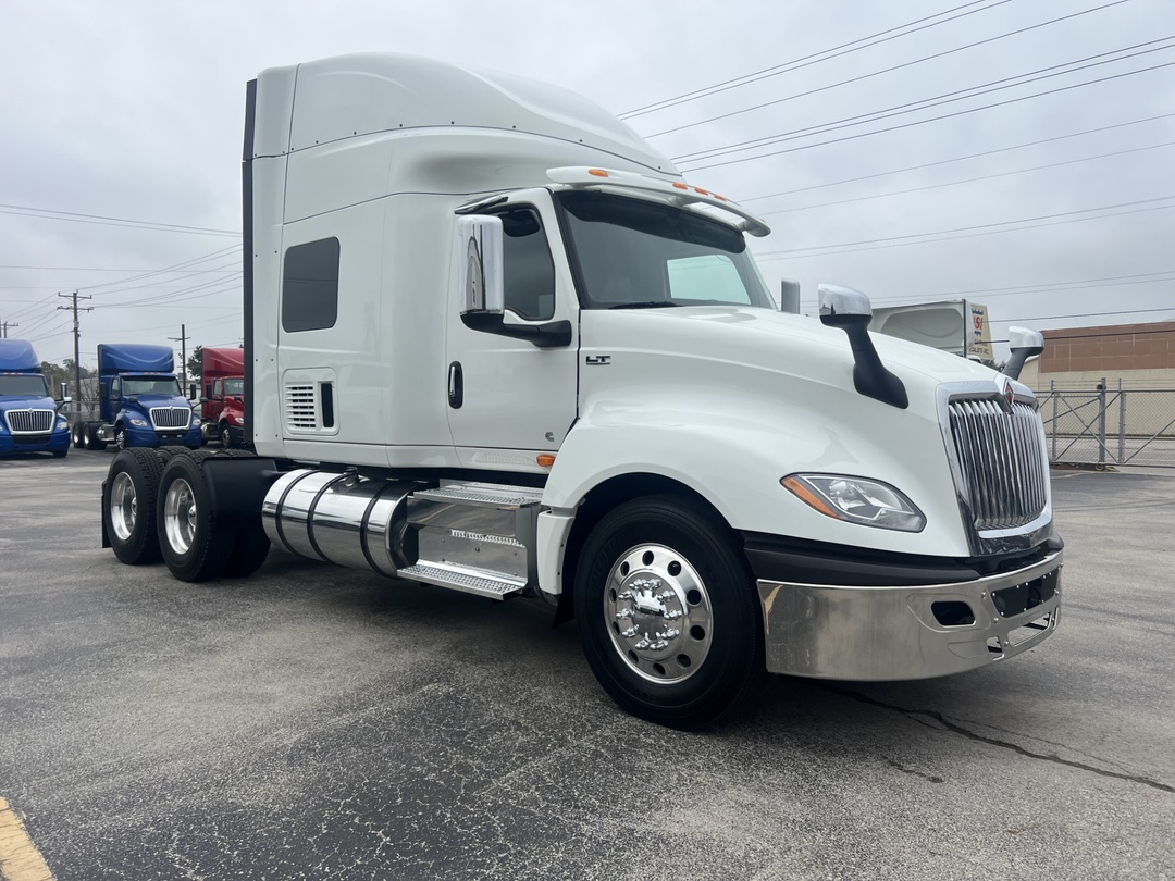 2021 International LT - image 2