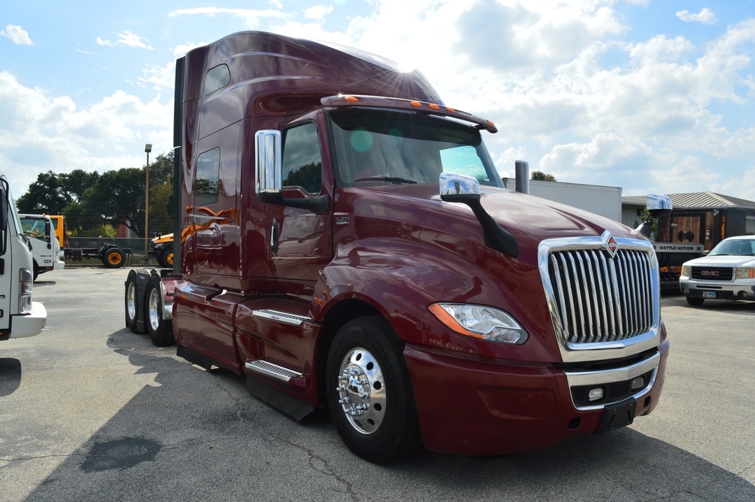 2022 International LT - image 3