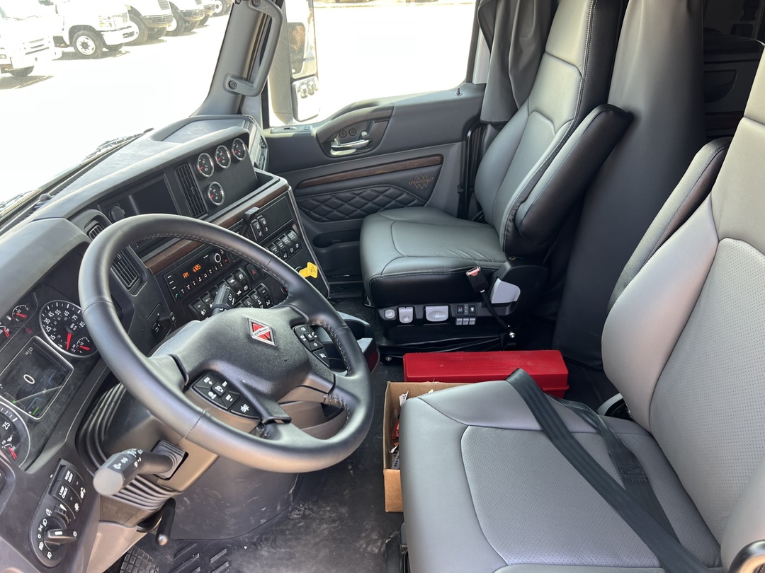 2025 International LT - image 10