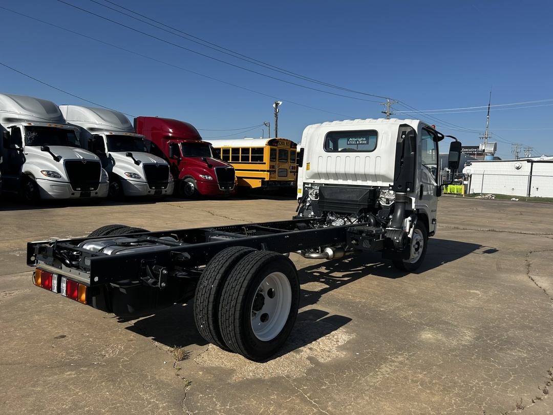 2024 Isuzu NPR - image 3