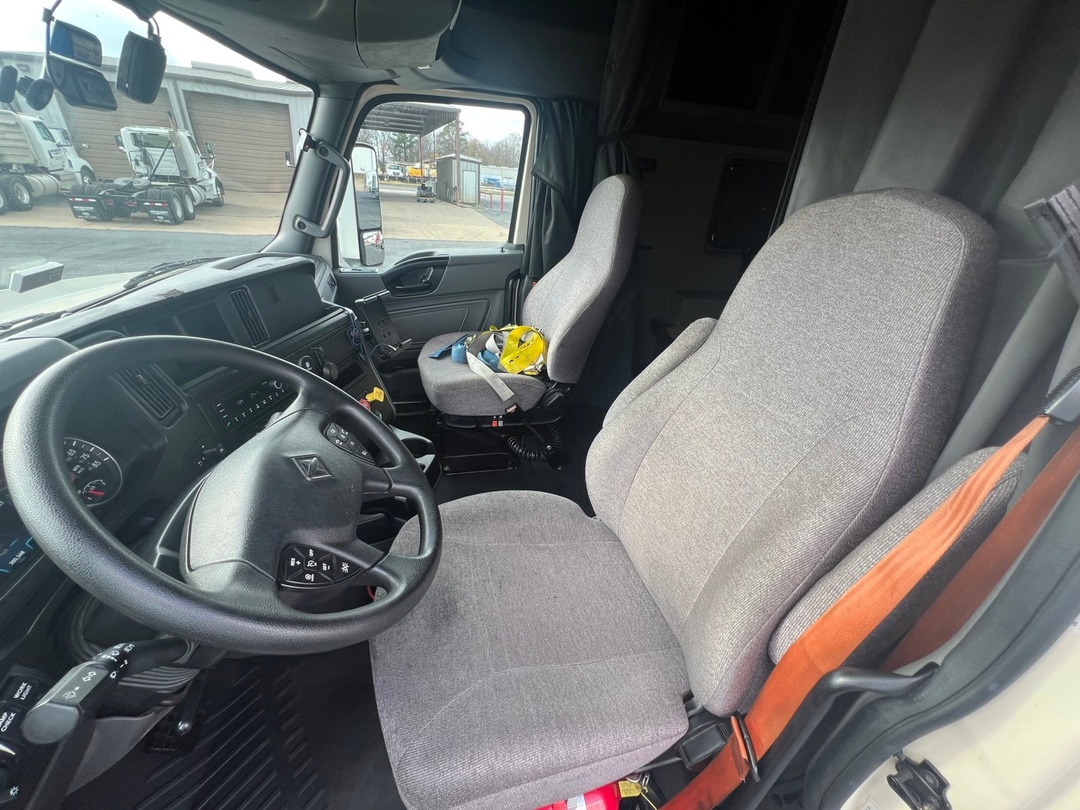 2022 International LT - image 12