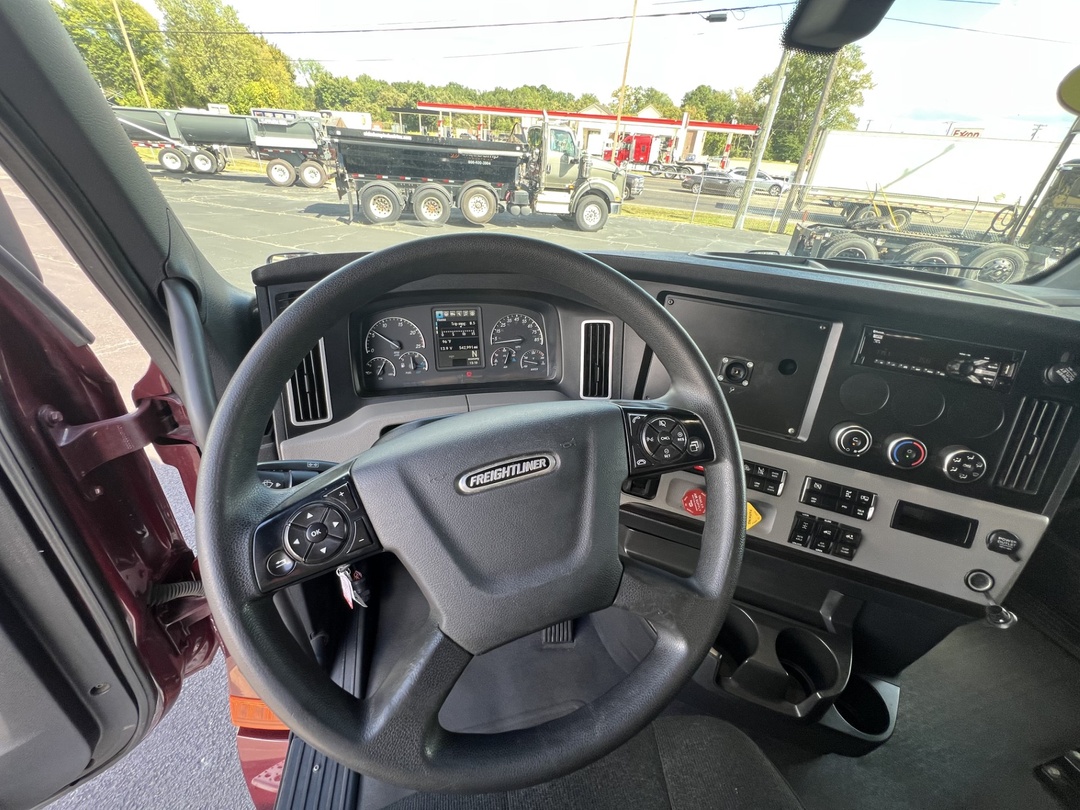 2020 Freightliner Cascadia - image 11
