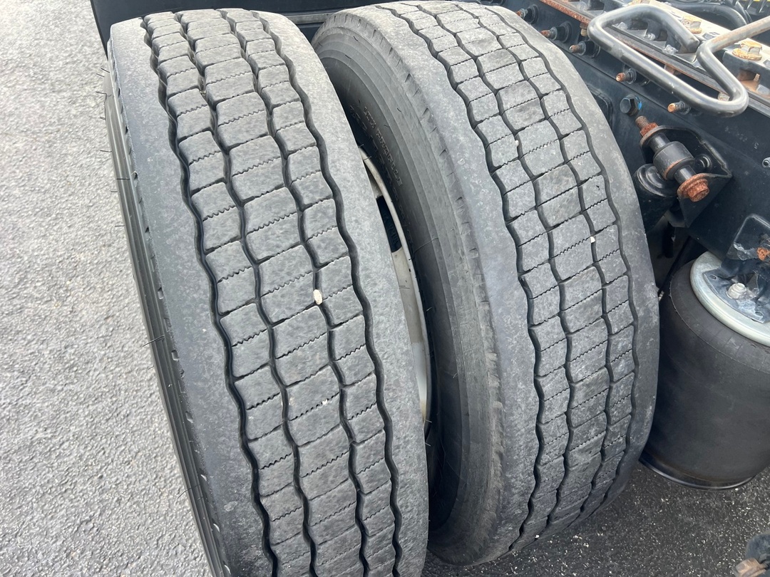 2022 International LT - image 10