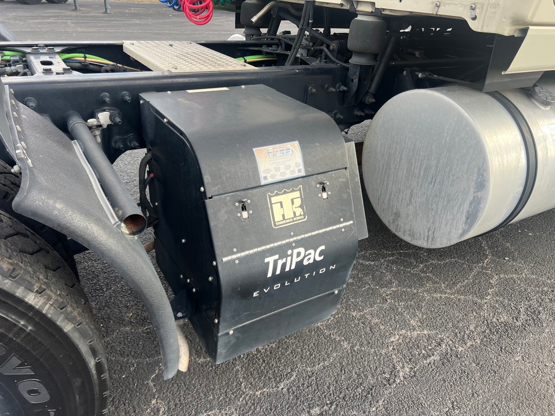 2022 International LT - image 6