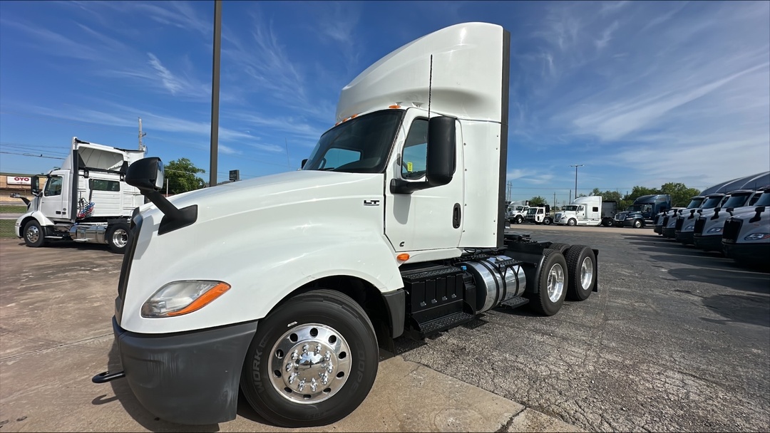 2019 International LT - image 4