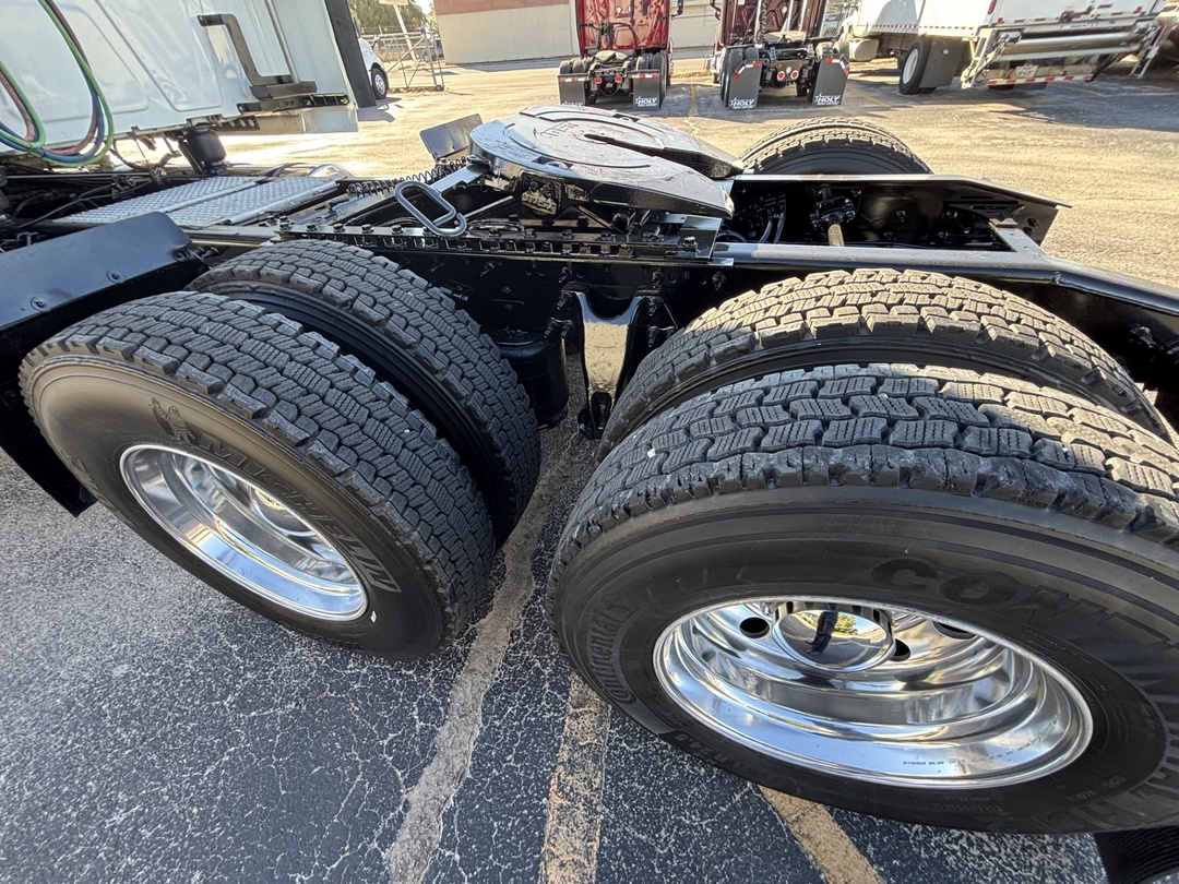 2021 International LT - image 11