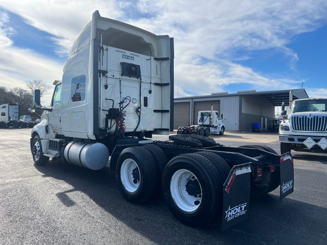 2022 International LT - image 11