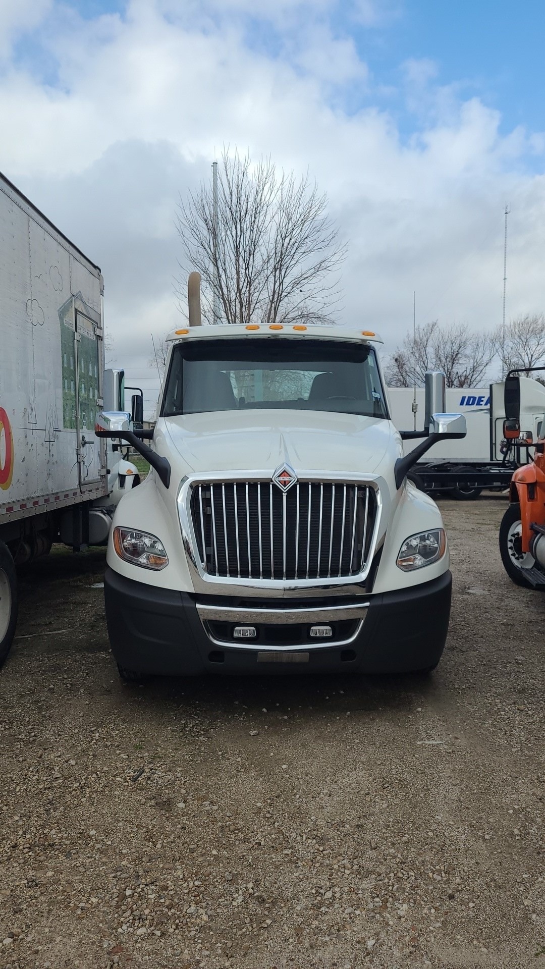 2019 International LT - image 2