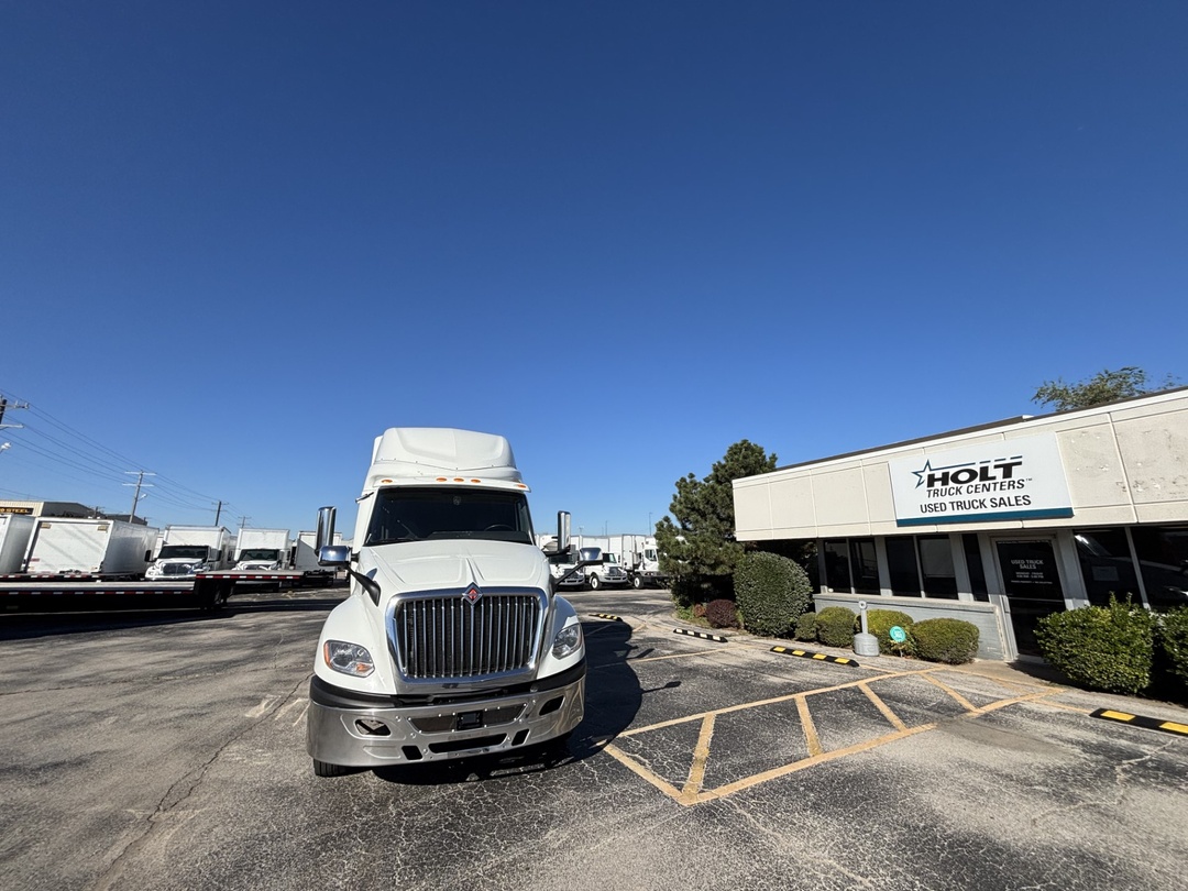 2021 International LT - image 7