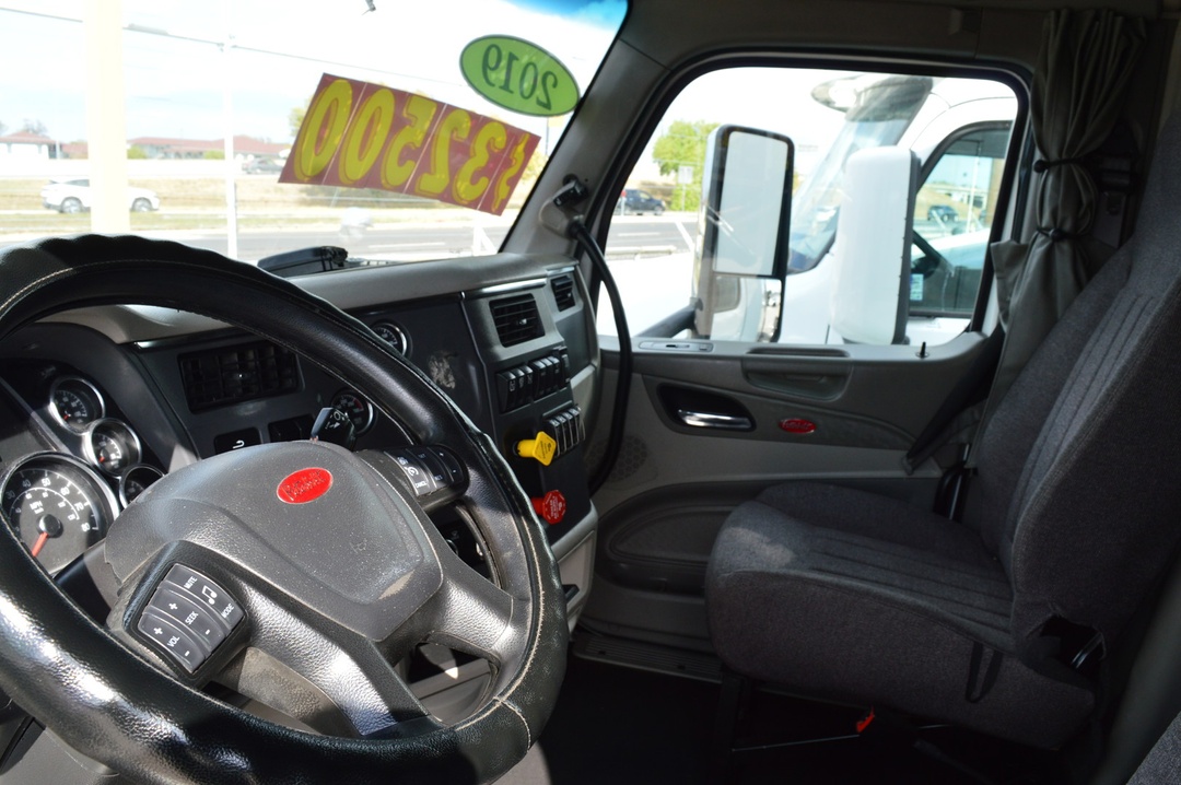 2019 Peterbilt 579 - image 5