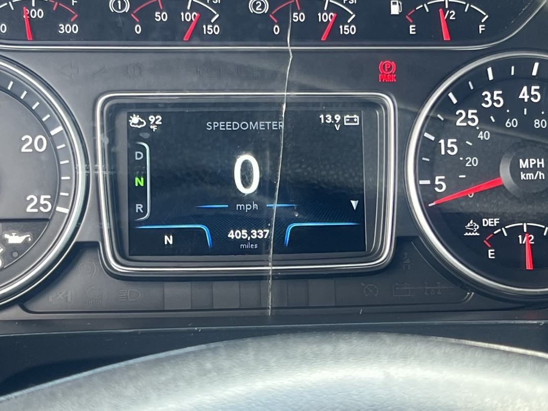 2020 International LT - image 11