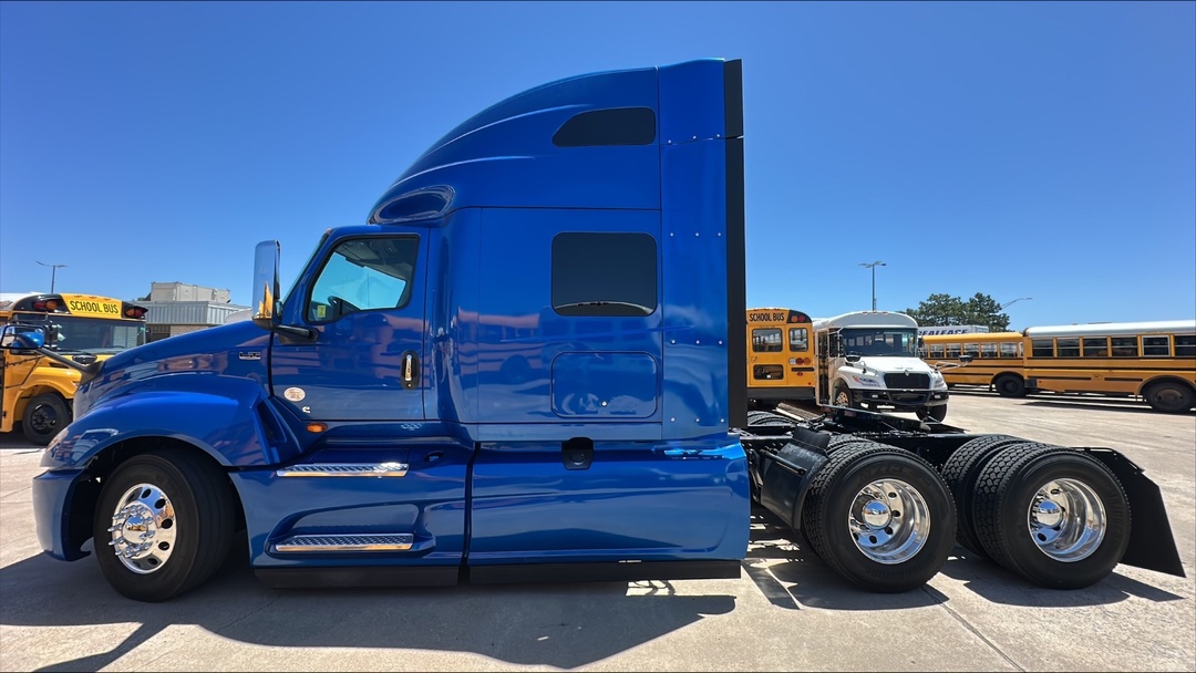 2020 International LT - image 13