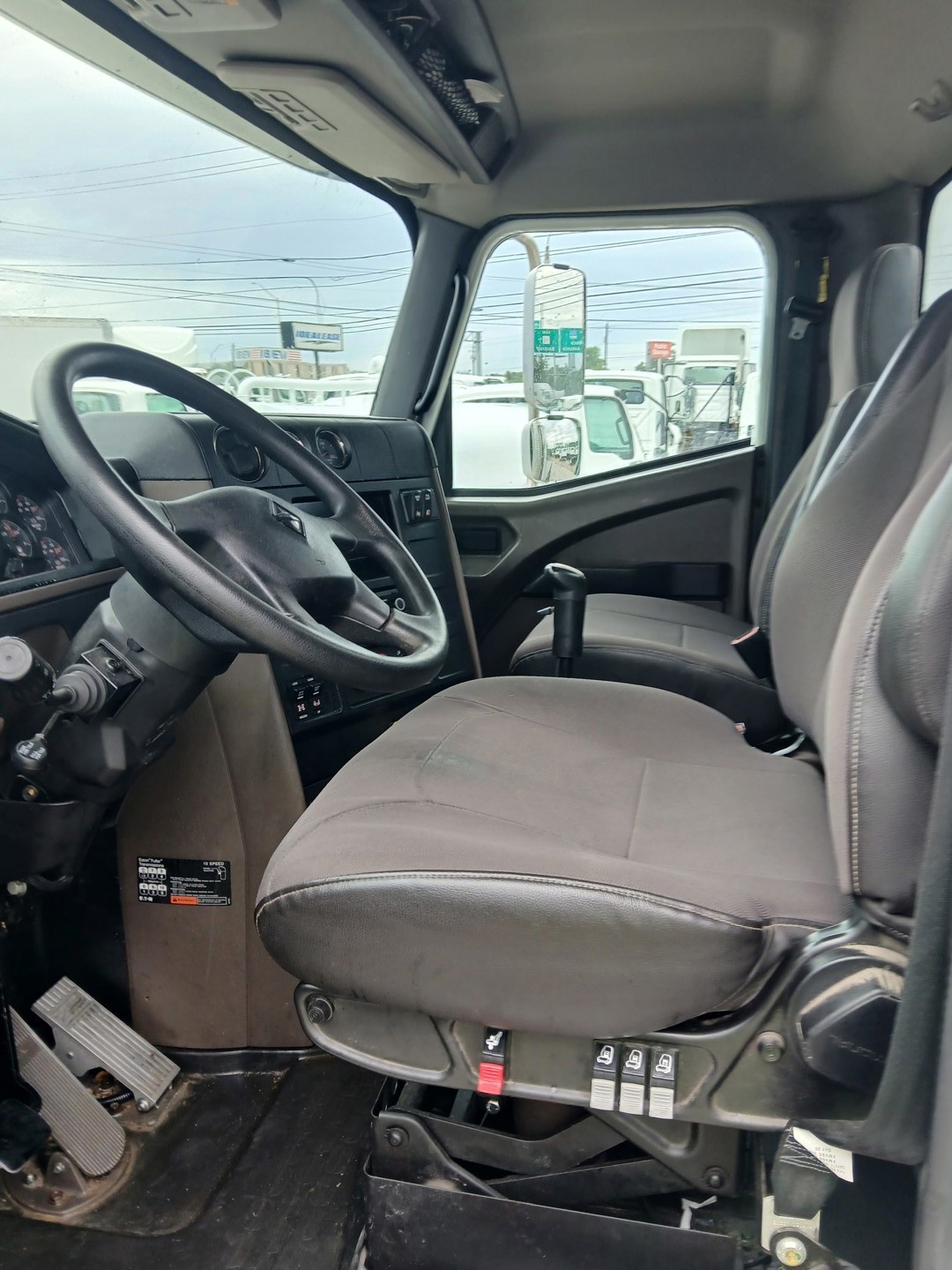 2021 International HX - image 4