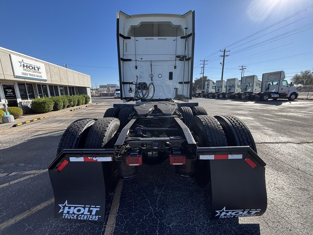 2021 International LT - image 10