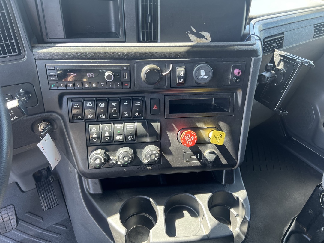 2022 International LT - image 9