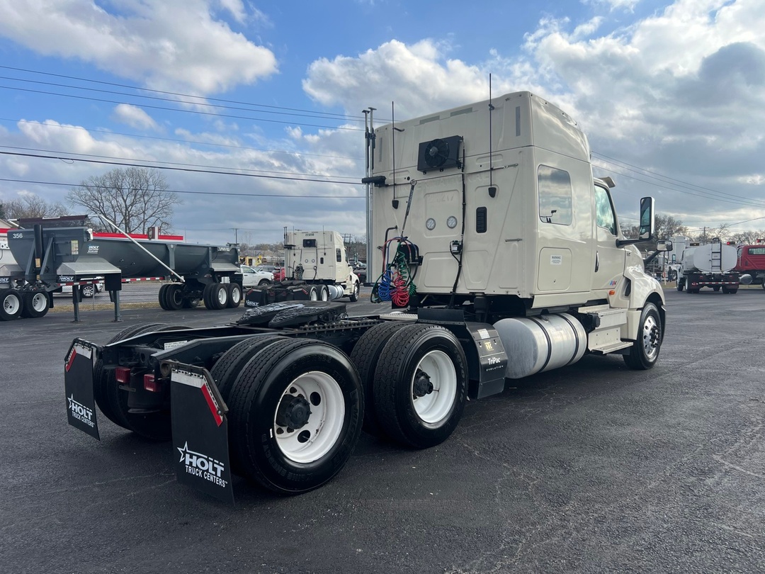 2022 International LT - image 4