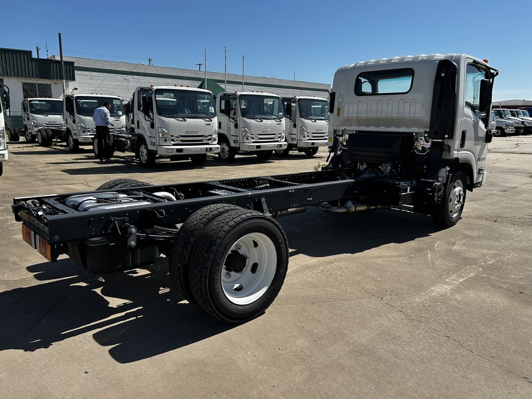 2025 Isuzu NPR - image 2