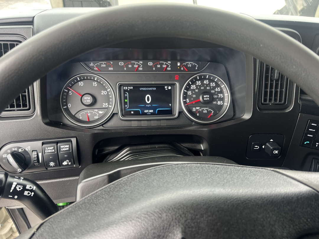 2021 International LT - image 14