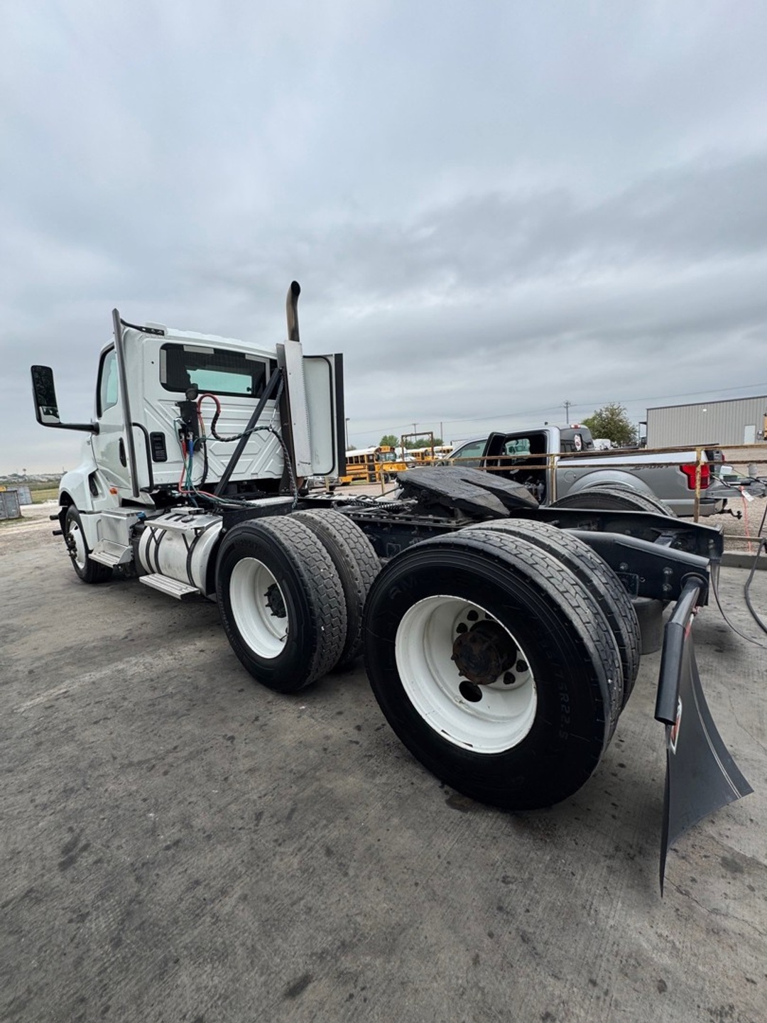 2021 International LT - image 9