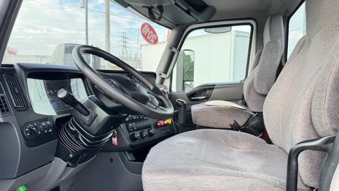 2018 International LT - image 15