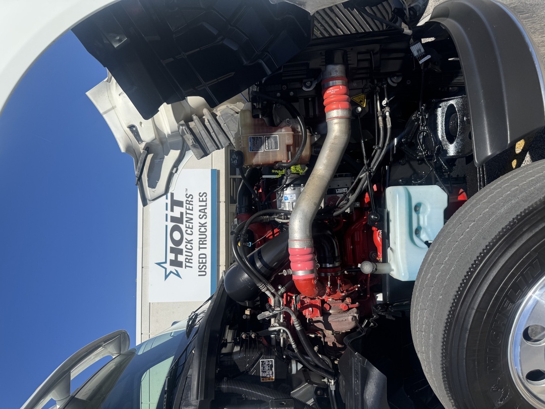 2021 International LT - image 4