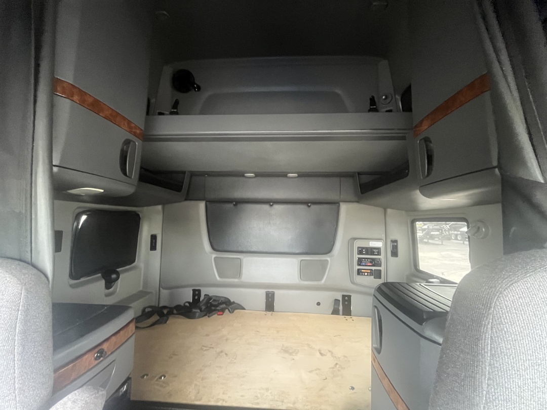 2020 International LT - image 5