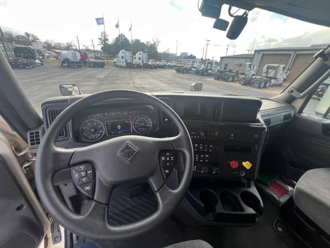 2022 International LT - image 14
