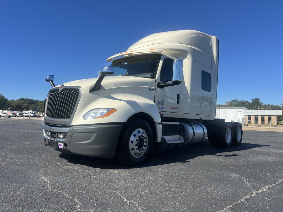 2022 International LT - image 7