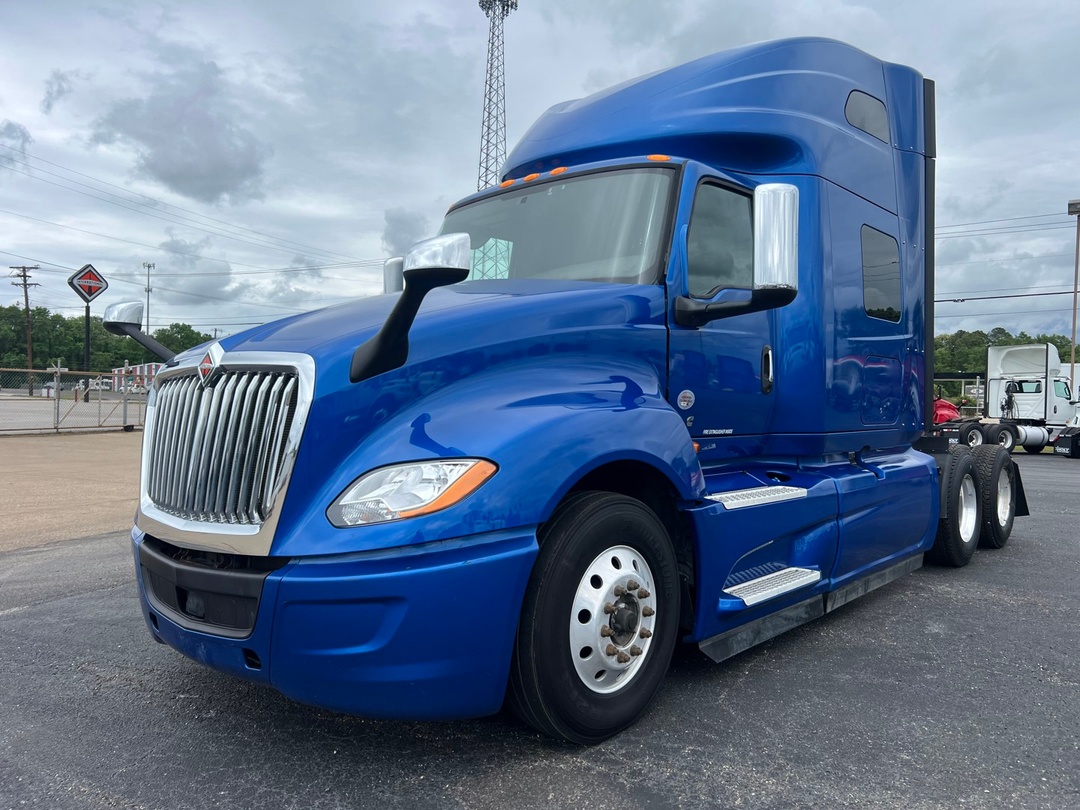 2020 International LT - image 2