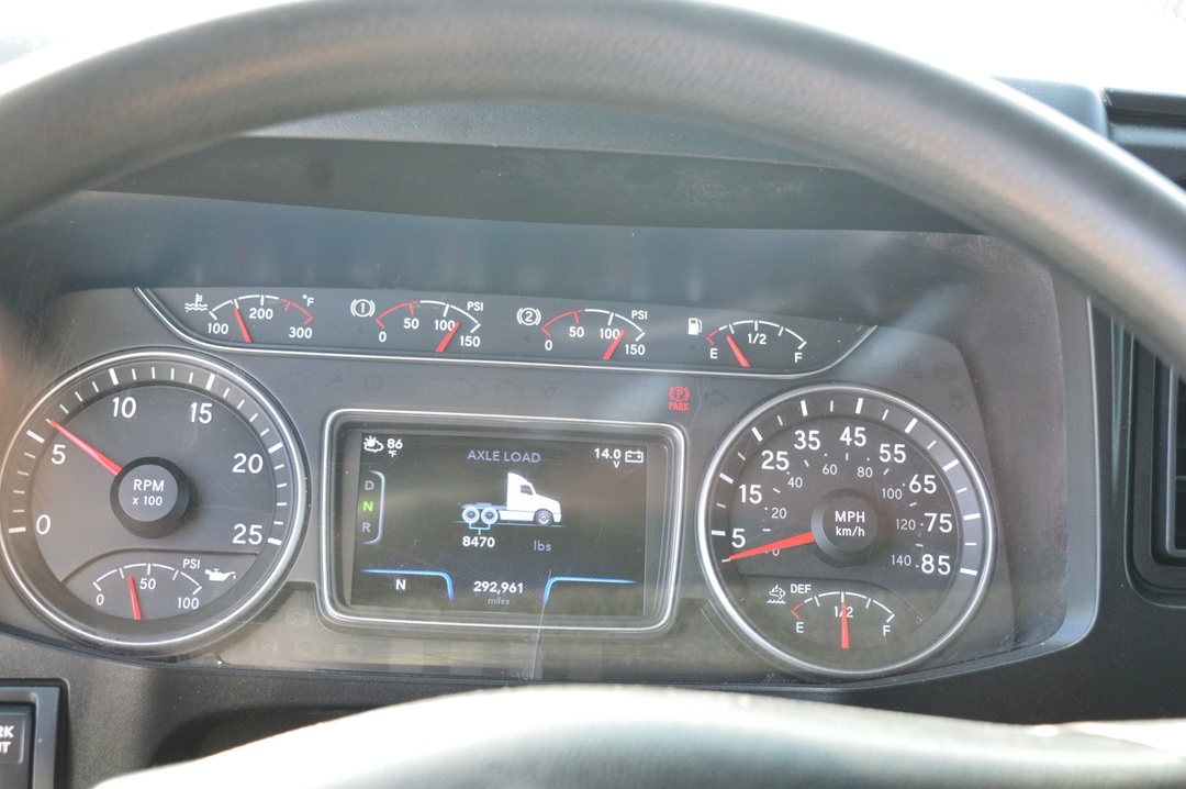 2022 International LT - image 12