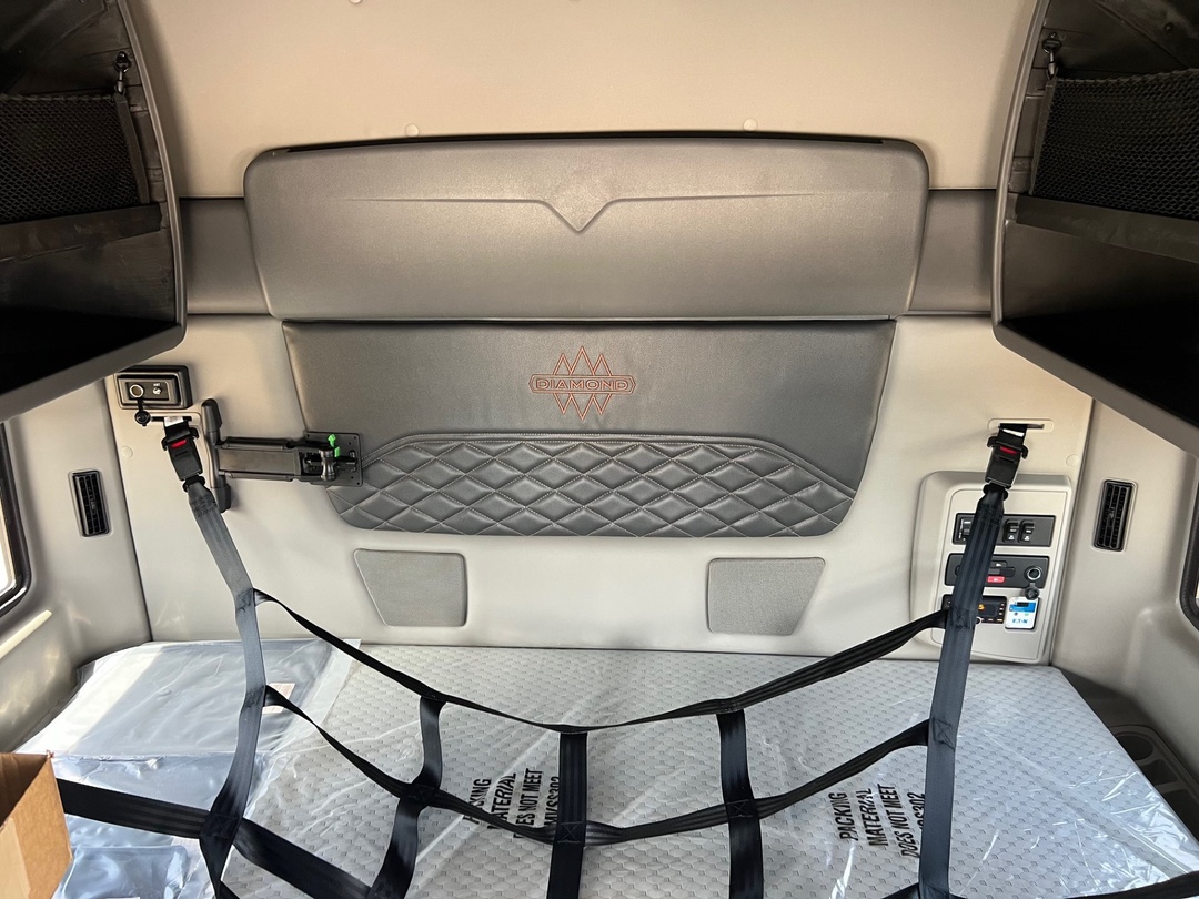 2025 International LT - image 13