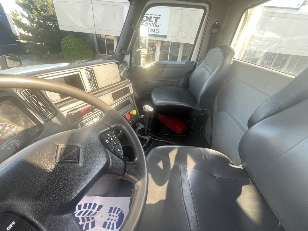 2019 International LT - image 3