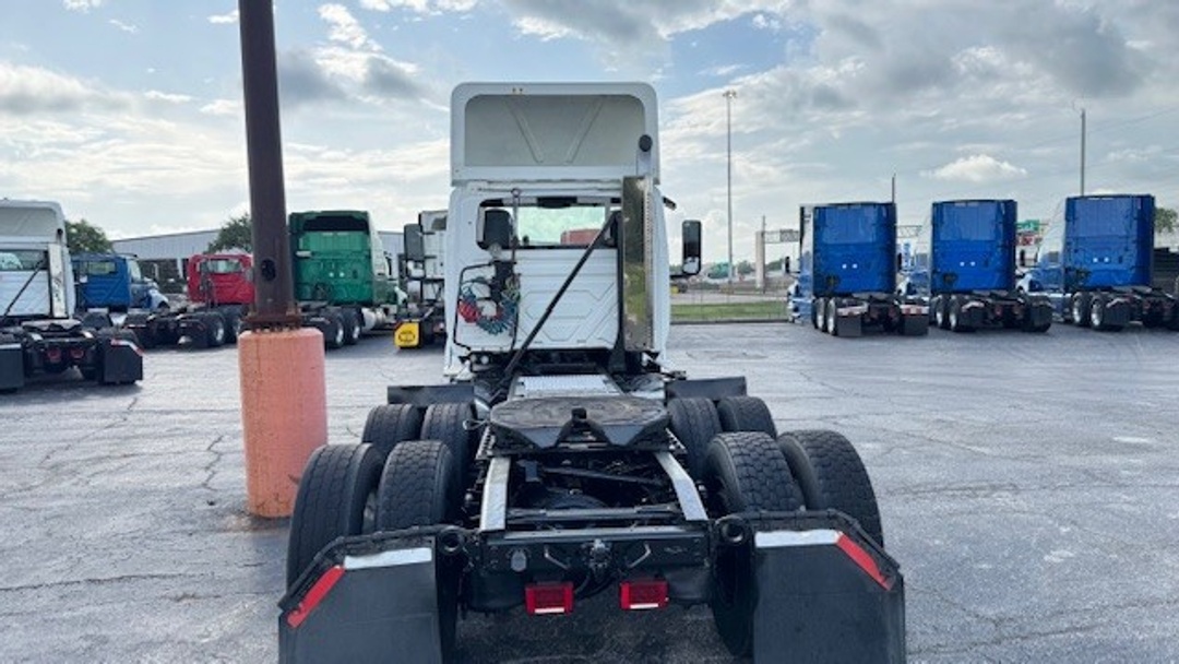 2018 International LT - image 5