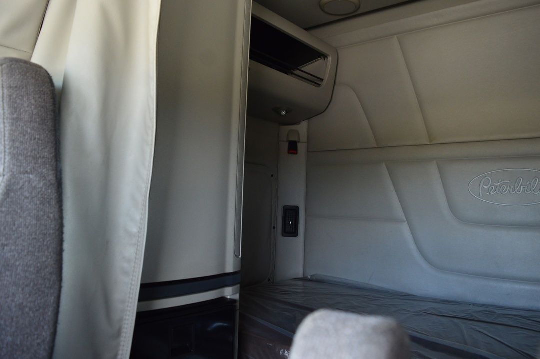 2019 Peterbilt 579 - image 11