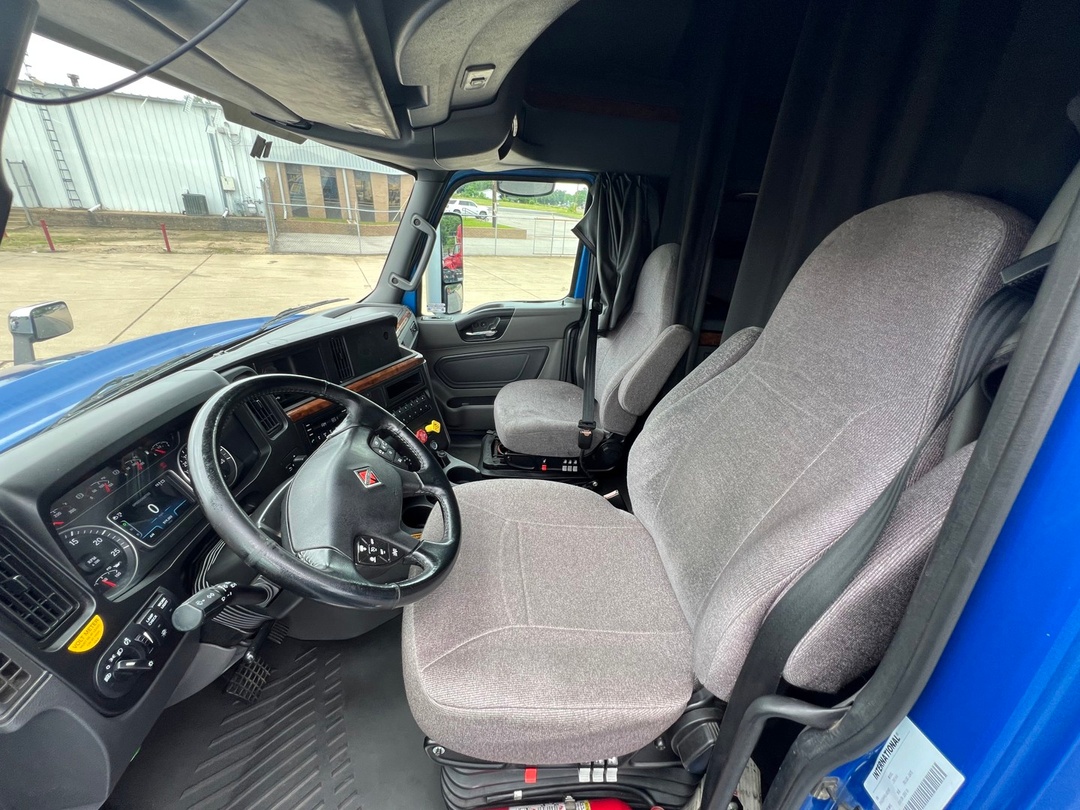 2020 International LT - image 12