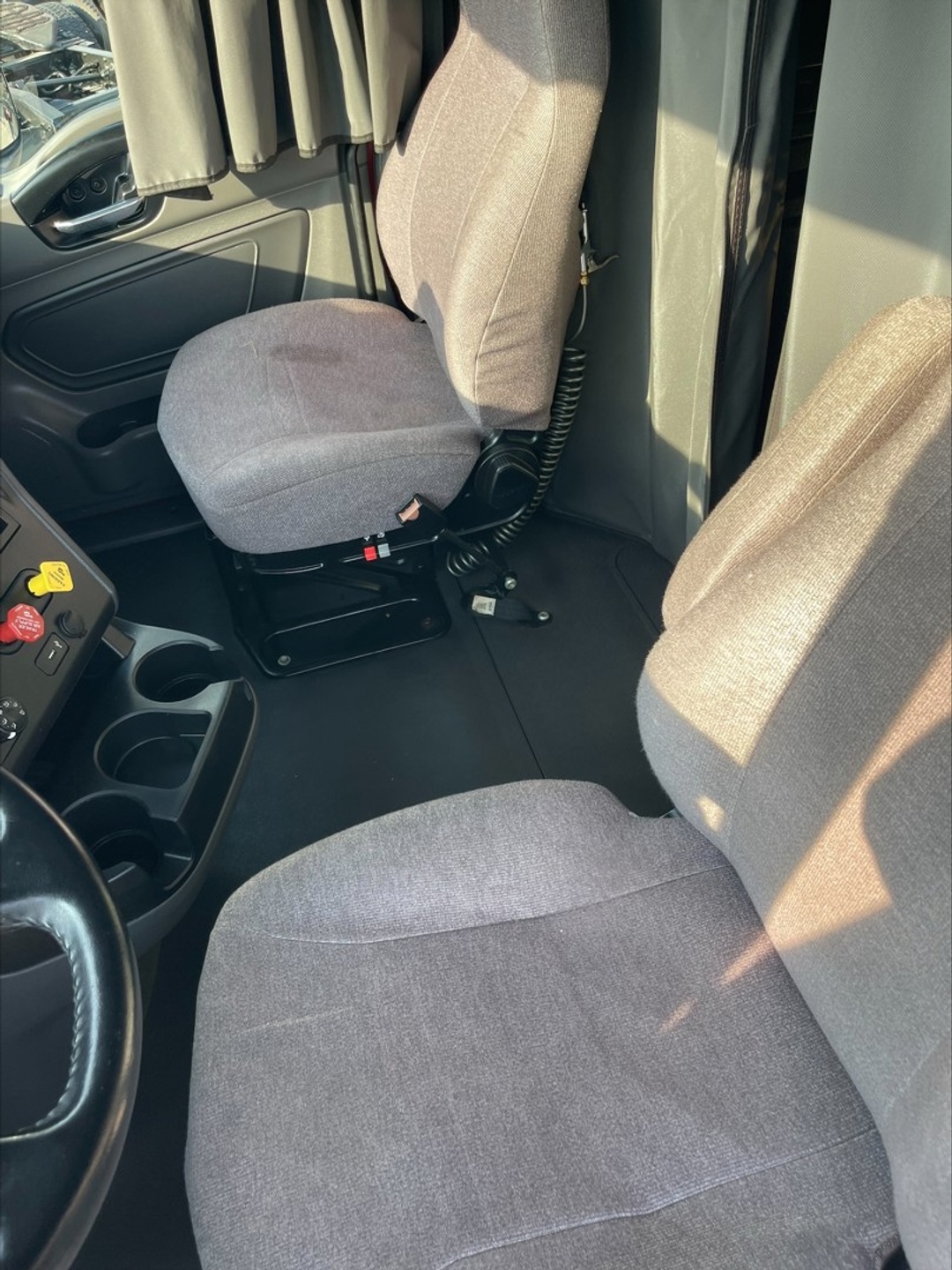 2022 International LT - image 12