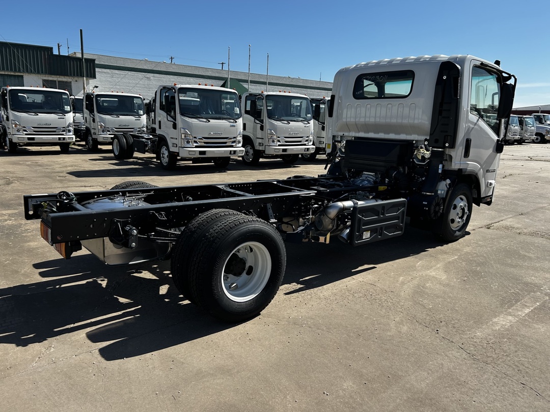 2025 Isuzu NPR - image 5